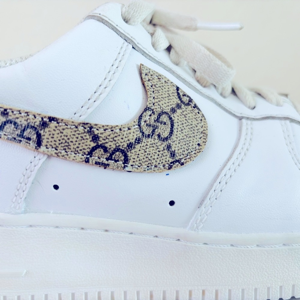 Nike Air Force 1 Gucci Style White Sneakers with Patterned Swoosh - Picture 4 of 6